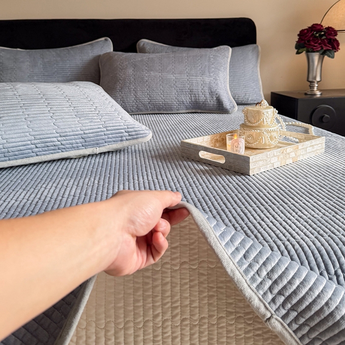 91家纺网 家纺一手货源 找家纺 鑫喜莱家纺 2025新款宝宝绒纯色床盖单件床褥垫软床垫床盖三件套 高级灰