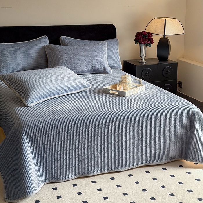 91家纺网 家纺一手货源 找家纺 鑫喜莱家纺 2025新款宝宝绒纯色床盖单件床褥垫软床垫床盖三件套 高级灰