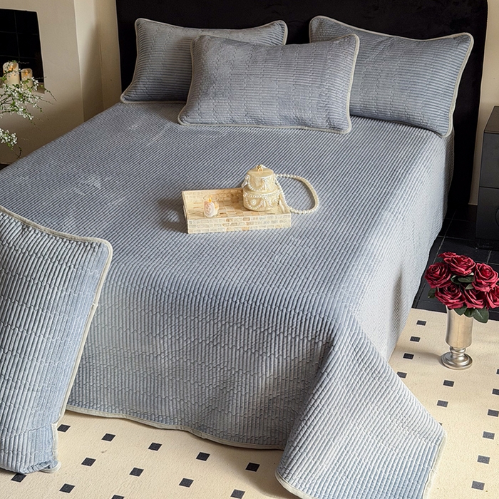 91家纺网 家纺一手货源 找家纺 鑫喜莱家纺 2025新款宝宝绒纯色床盖单件床褥垫软床垫床盖三件套 高级灰