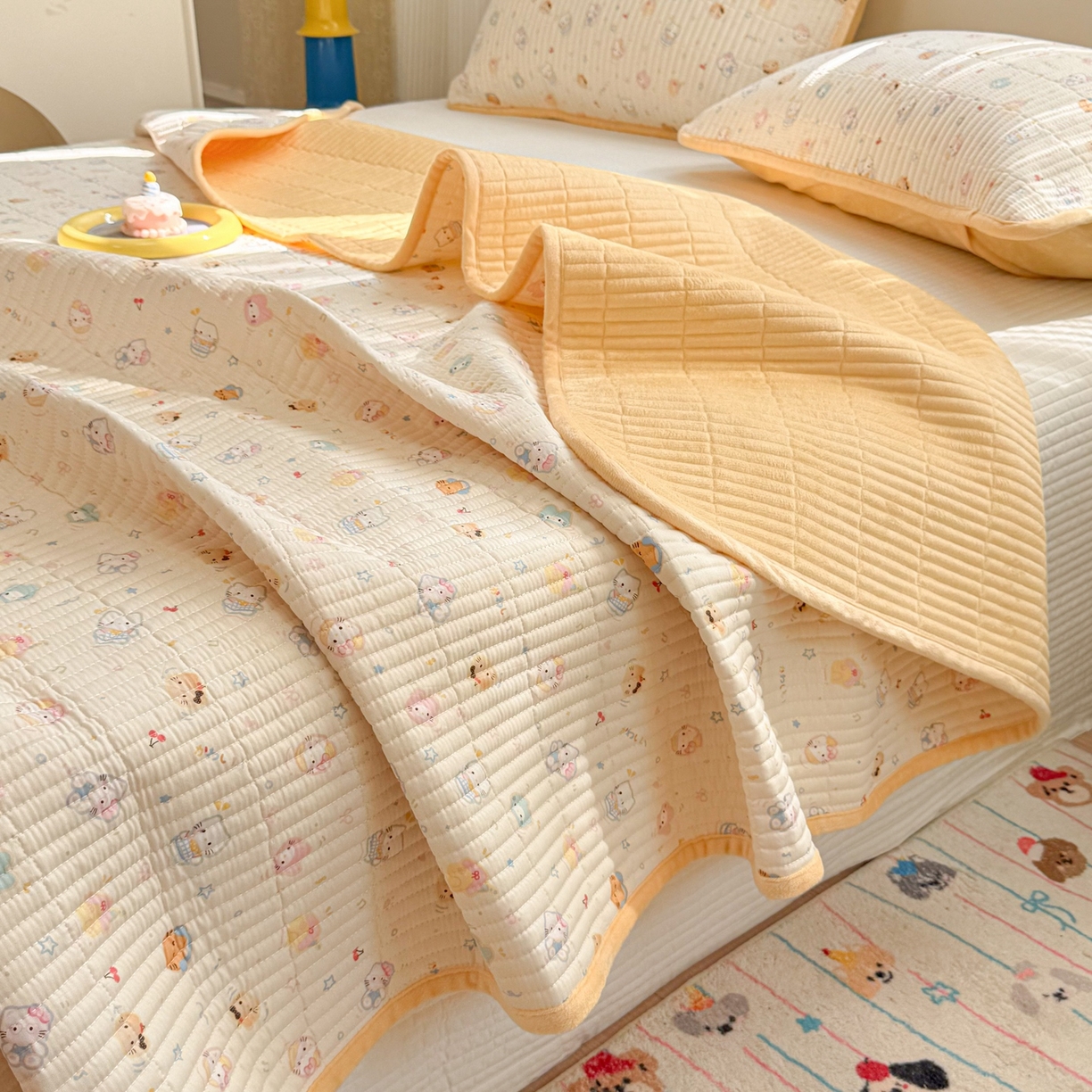 91家纺网 家纺一手货源 找家纺 简宜家居（朝初家纺） 2025新款A面100%全棉B面宝宝绒棉绒包边床盖正反两用 暖黄喵梦