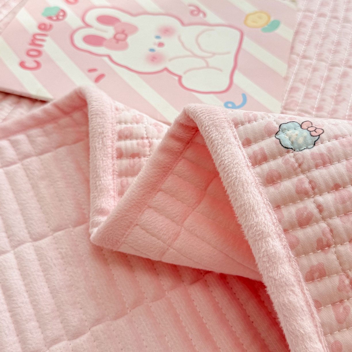 91家纺网 家纺一手货源 找家纺 简宜家居（朝初家纺） 2025新款A面100%全棉B面宝宝绒棉绒包边床盖正反两用 豹纹-粉