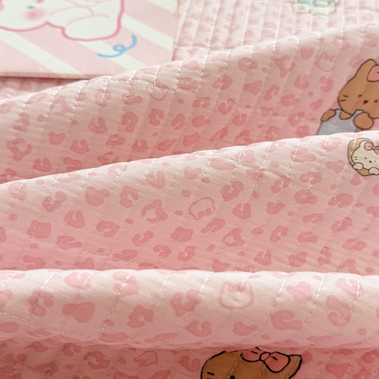 91家纺网 家纺一手货源 找家纺 简宜家居（朝初家纺） 2025新款A面100%全棉B面宝宝绒棉绒包边床盖正反两用 豹纹-粉