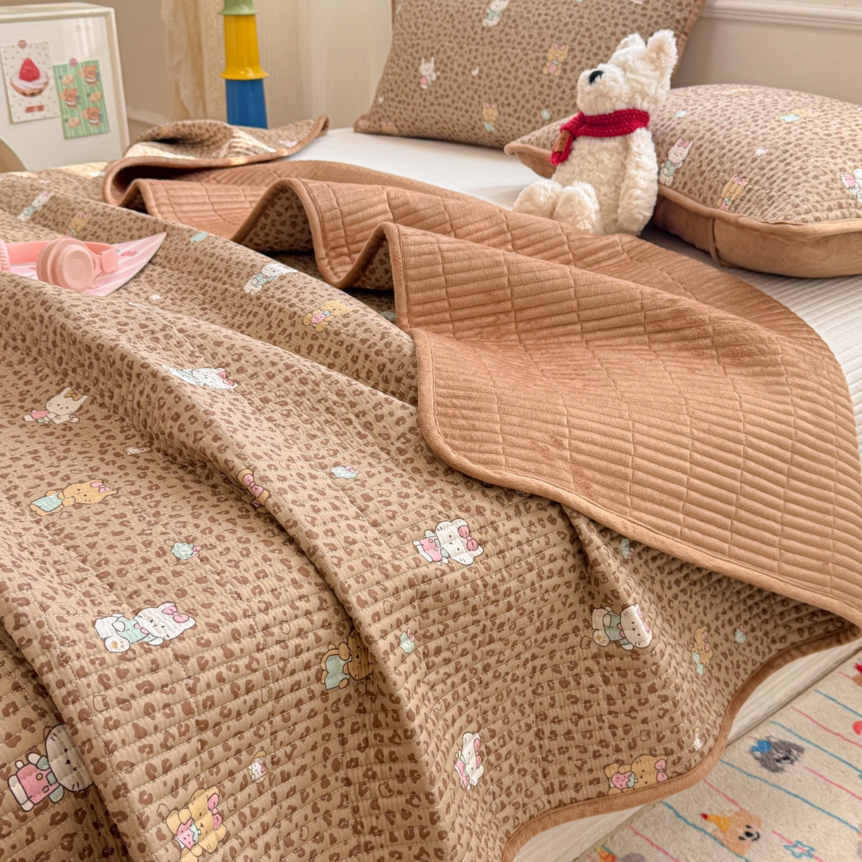 91家纺网 家纺一手货源 找家纺 简宜家居（朝初家纺） 2025新款A面100%全棉B面宝宝绒棉绒包边床盖正反两用 豹纹-咖