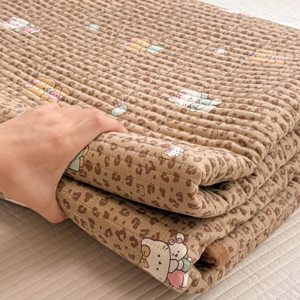 91家纺网 家纺一手货源 找家纺 简宜家居（朝初家纺） 2025新款A面100%全棉B面宝宝绒棉绒包边床盖正反两用 豹纹-咖