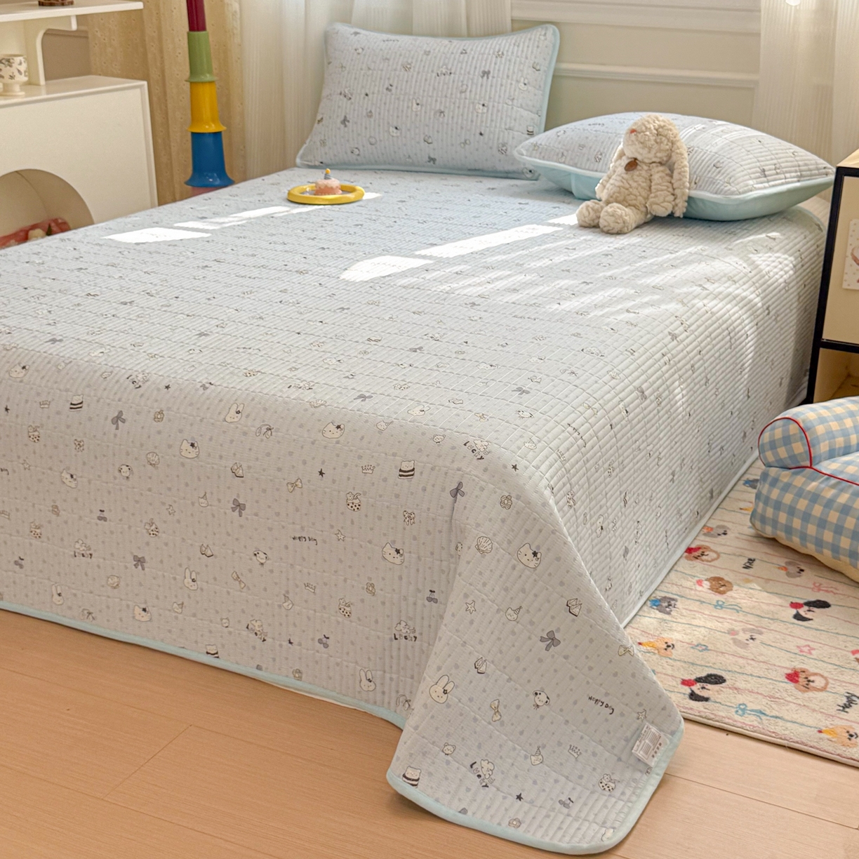 91家纺网 家纺一手货源 找家纺 简宜家居（朝初家纺） 2025新款A面100%全棉B面宝宝绒棉绒包边床盖正反两用 贝壳猫猫