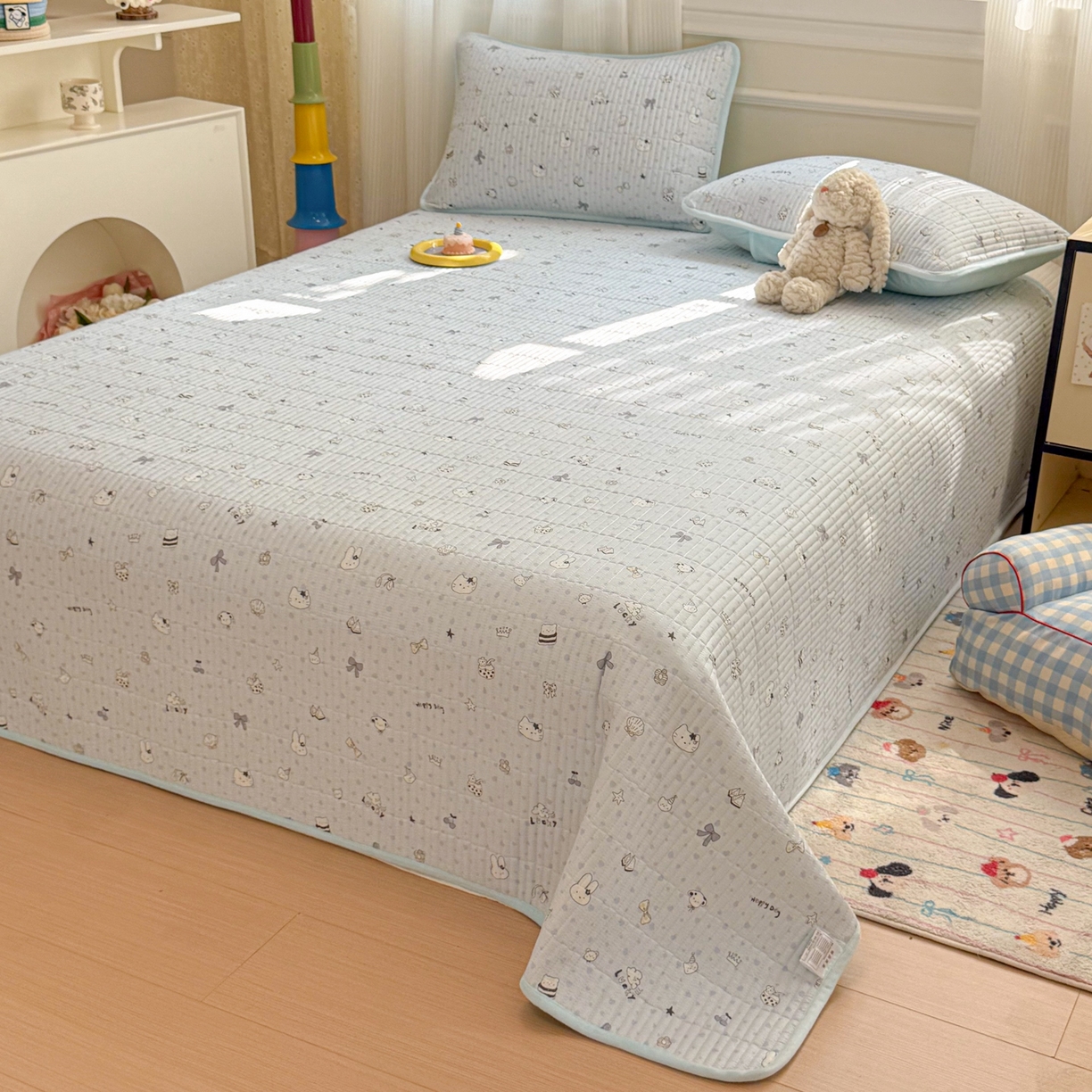 91家纺网 家纺一手货源 找家纺 简宜家居（朝初家纺） 2025新款A面100%全棉B面宝宝绒棉绒包边床盖正反两用 贝壳猫猫