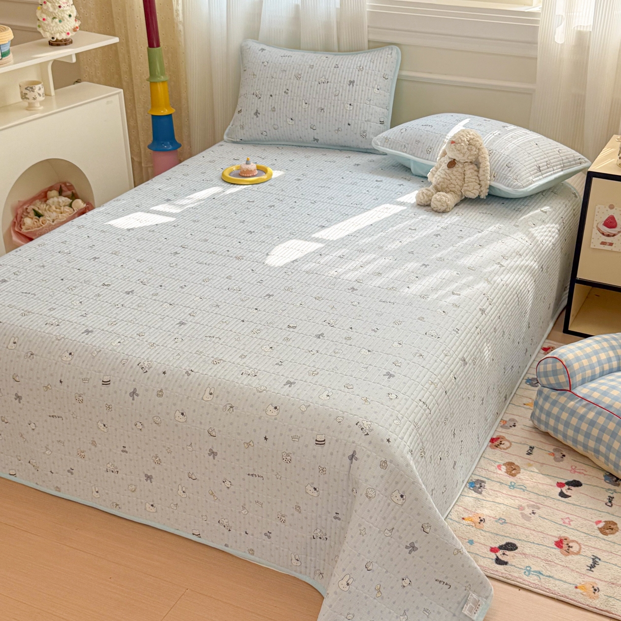 91家纺网 家纺一手货源 找家纺 简宜家居（朝初家纺） 2025新款A面100%全棉B面宝宝绒棉绒包边床盖正反两用 贝壳猫猫