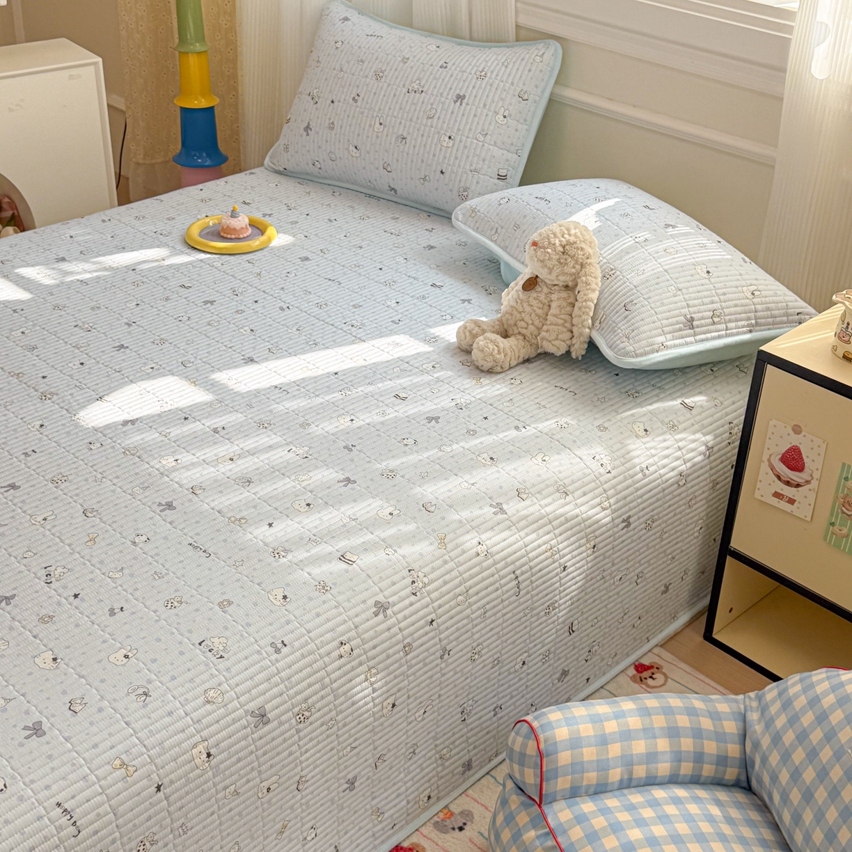 91家纺网 家纺一手货源 找家纺 简宜家居（朝初家纺） 2025新款A面100%全棉B面宝宝绒棉绒包边床盖正反两用 贝壳猫猫