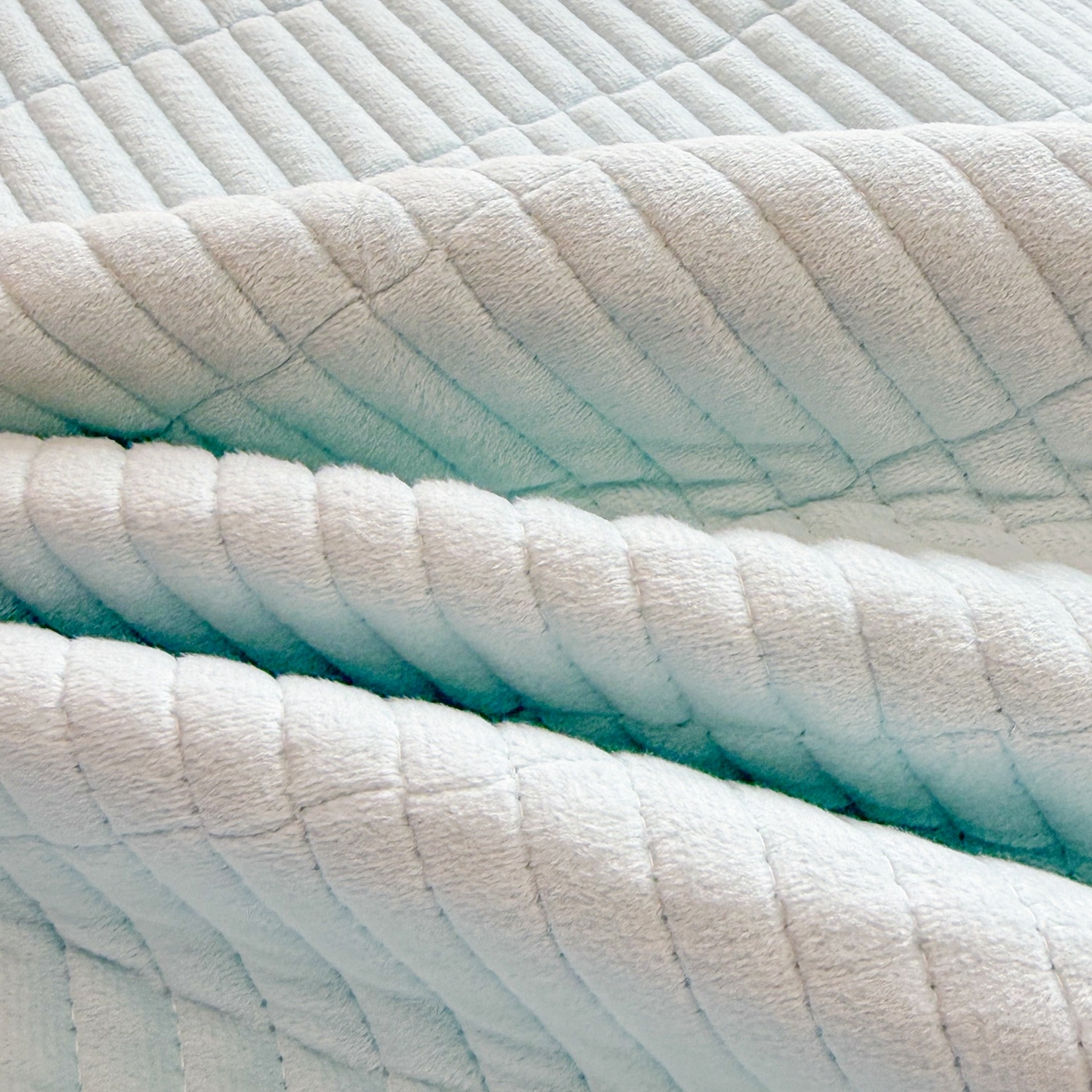 91家纺网 家纺一手货源 找家纺 简宜家居（朝初家纺） 2025新款A面100%全棉B面宝宝绒棉绒包边床盖正反两用 贝壳猫猫