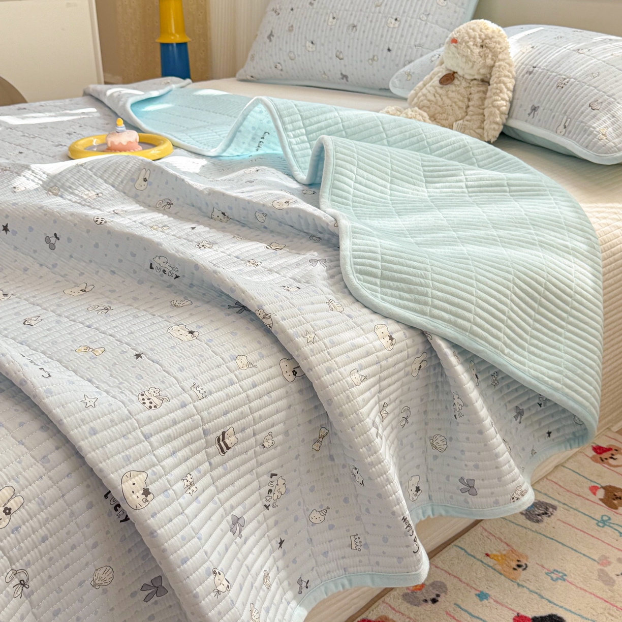 91家纺网 家纺一手货源 找家纺 简宜家居（朝初家纺） 2025新款A面100%全棉B面宝宝绒棉绒包边床盖正反两用 贝壳猫猫