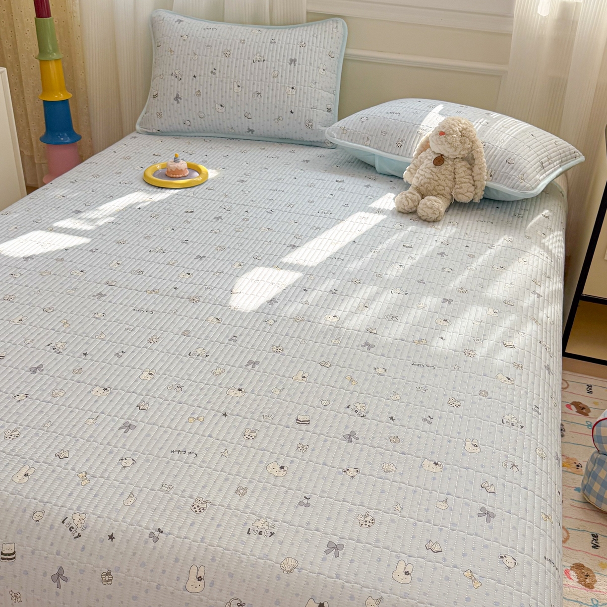 91家纺网 家纺一手货源 找家纺 简宜家居（朝初家纺） 2025新款A面100%全棉B面宝宝绒棉绒包边床盖正反两用 贝壳猫猫