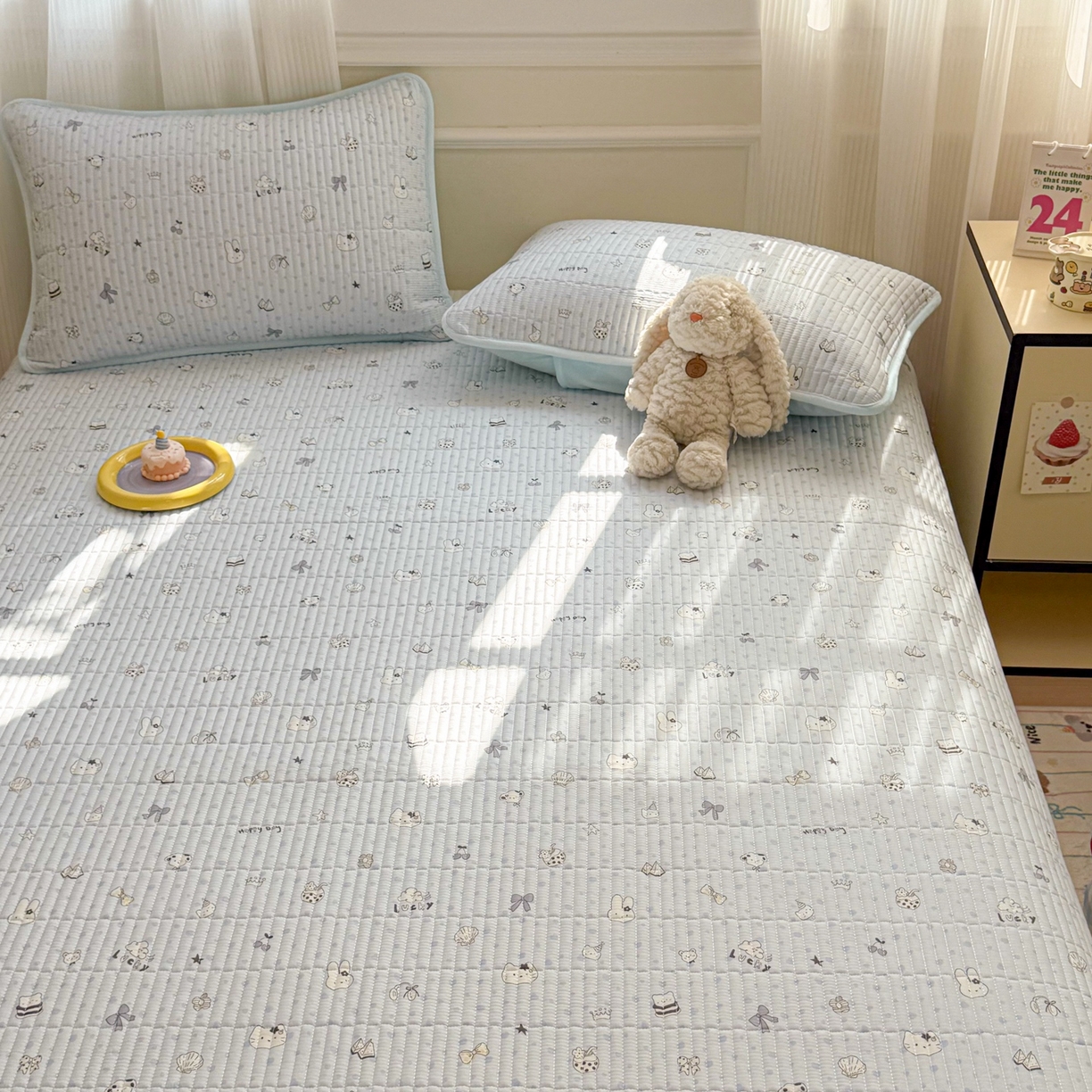 91家纺网 家纺一手货源 找家纺 简宜家居（朝初家纺） 2025新款A面100%全棉B面宝宝绒棉绒包边床盖正反两用 贝壳猫猫