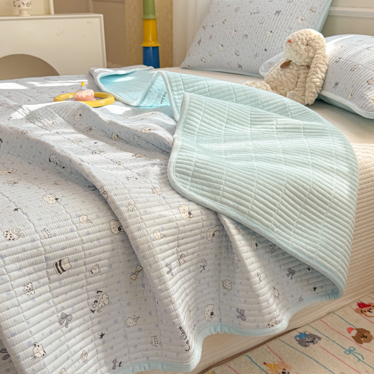 91家纺网 家纺一手货源 找家纺 简宜家居（朝初家纺） 2025新款A面100%全棉B面宝宝绒棉绒包边床盖正反两用 贝壳猫猫