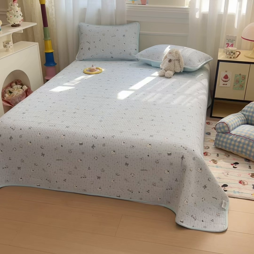 91家纺网 家纺一手货源 找家纺 简宜家居（朝初家纺） 2025新款A面100%全棉B面宝宝绒棉绒包边床盖正反两用 贝壳猫猫