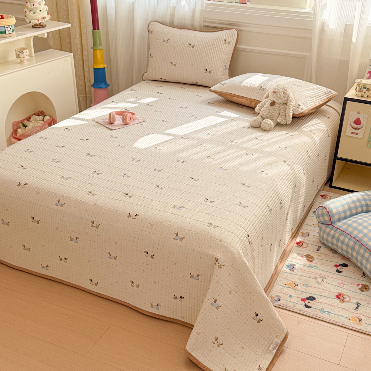 91家纺网 家纺一手货源 找家纺 简宜家居（朝初家纺） 2025新款A面100%全棉B面宝宝绒棉绒包边床盖正反两用 点点腊肠