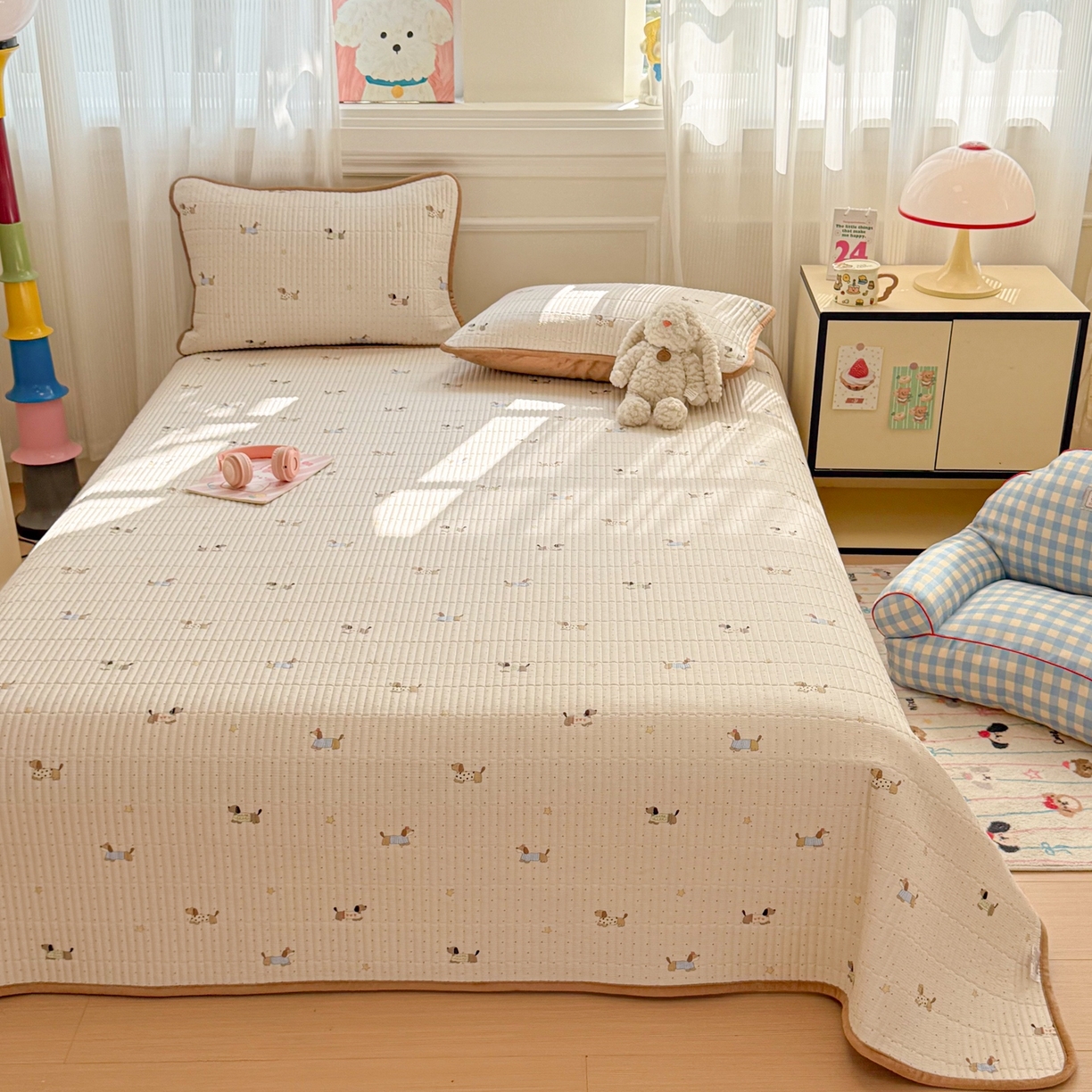 91家纺网 家纺一手货源 找家纺 简宜家居（朝初家纺） 2025新款A面100%全棉B面宝宝绒棉绒包边床盖正反两用 点点腊肠