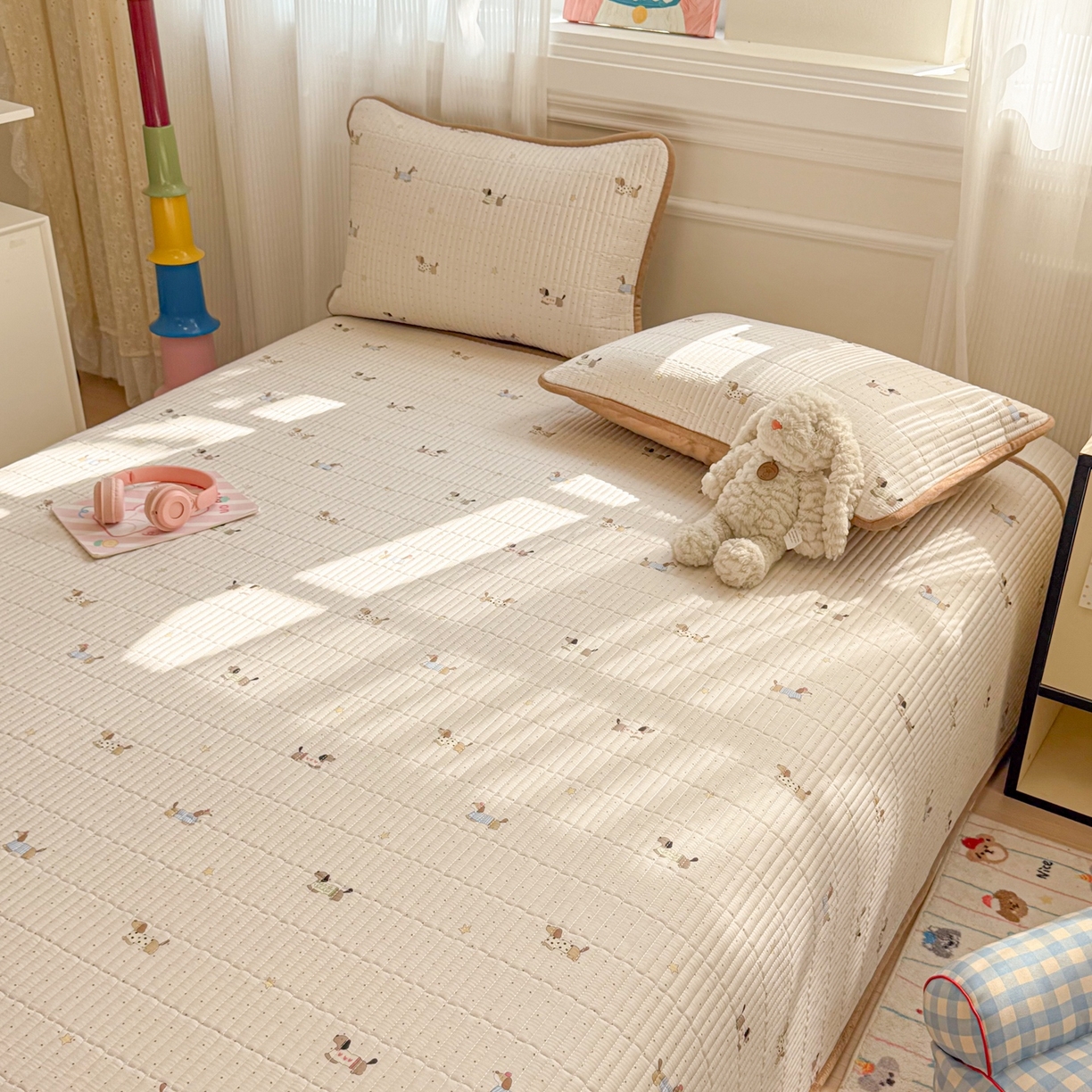 91家纺网 家纺一手货源 找家纺 简宜家居（朝初家纺） 2025新款A面100%全棉B面宝宝绒棉绒包边床盖正反两用 点点腊肠