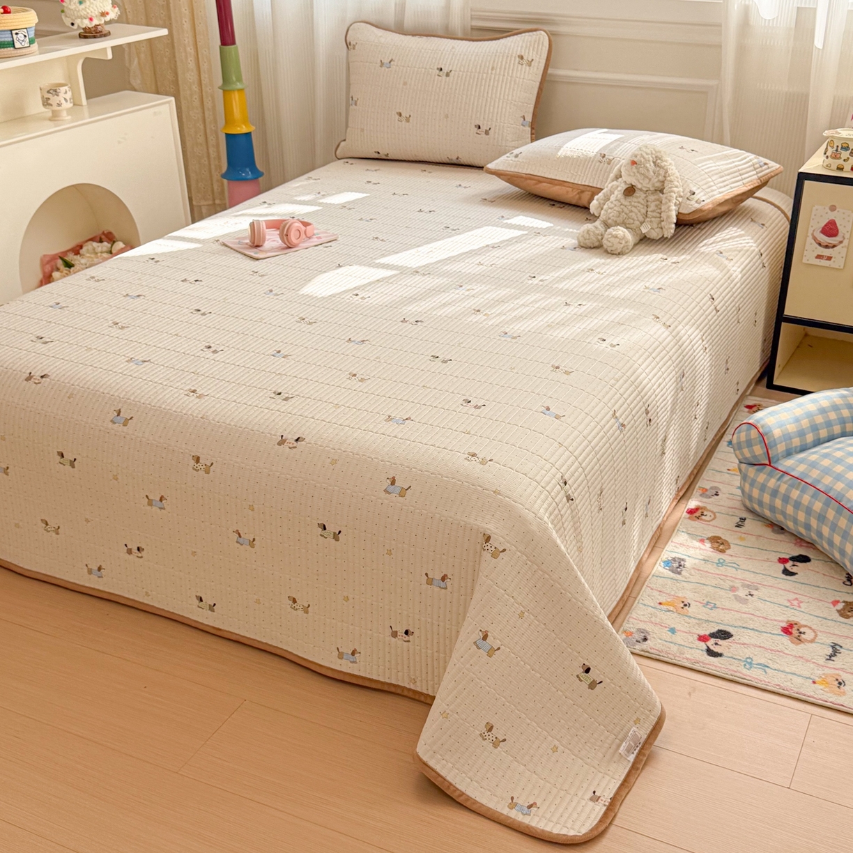 91家纺网 家纺一手货源 找家纺 简宜家居（朝初家纺） 2025新款A面100%全棉B面宝宝绒棉绒包边床盖正反两用 点点腊肠