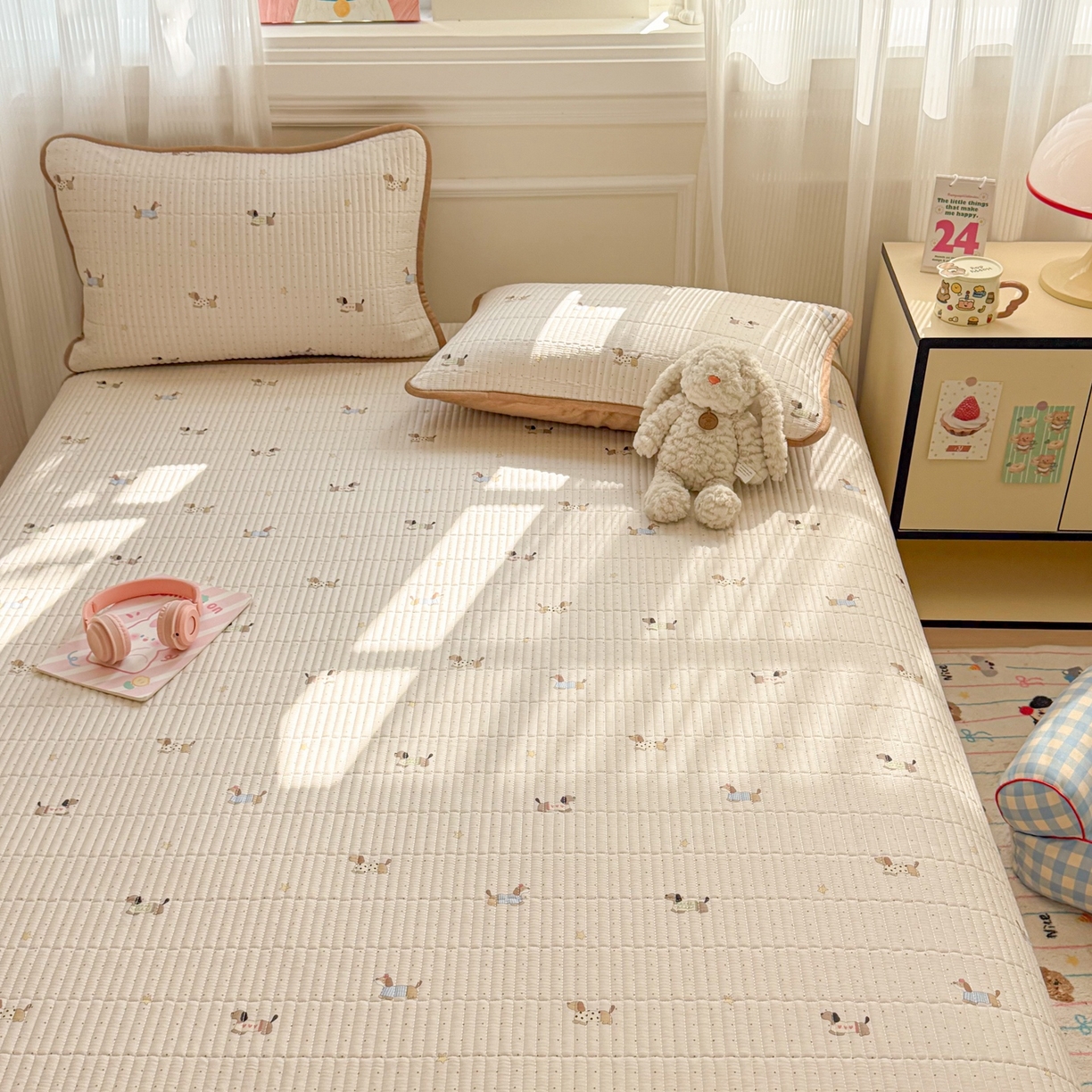 91家纺网 家纺一手货源 找家纺 简宜家居（朝初家纺） 2025新款A面100%全棉B面宝宝绒棉绒包边床盖正反两用 点点腊肠