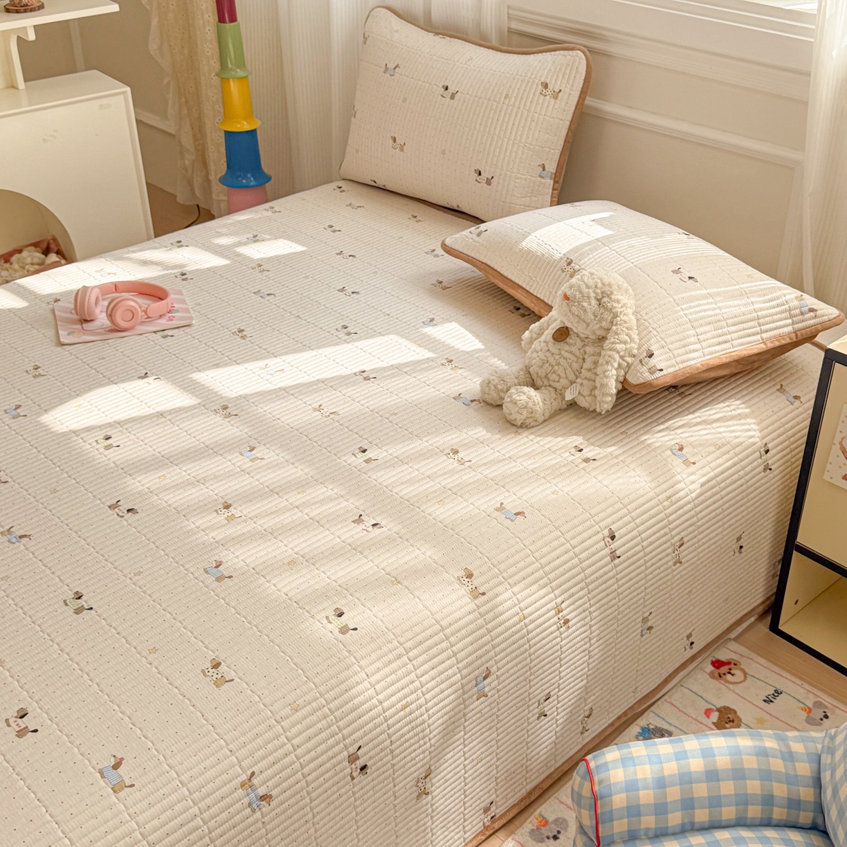 91家纺网 家纺一手货源 找家纺 简宜家居（朝初家纺） 2025新款A面100%全棉B面宝宝绒棉绒包边床盖正反两用 点点腊肠