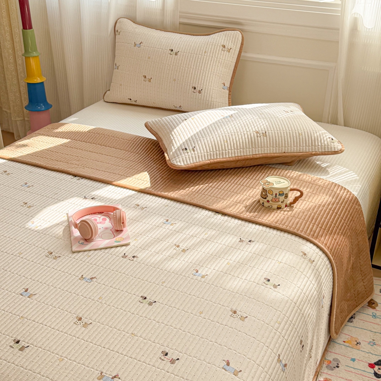 91家纺网 家纺一手货源 找家纺 简宜家居（朝初家纺） 2025新款A面100%全棉B面宝宝绒棉绒包边床盖正反两用 点点腊肠