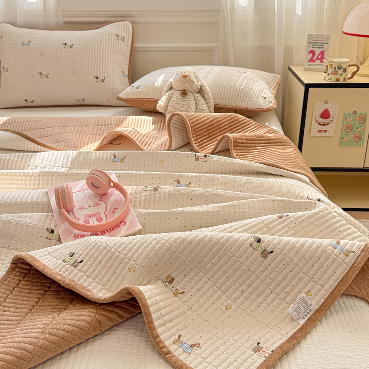 91家纺网 家纺一手货源 找家纺 简宜家居（朝初家纺） 2025新款A面100%全棉B面宝宝绒棉绒包边床盖正反两用 点点腊肠