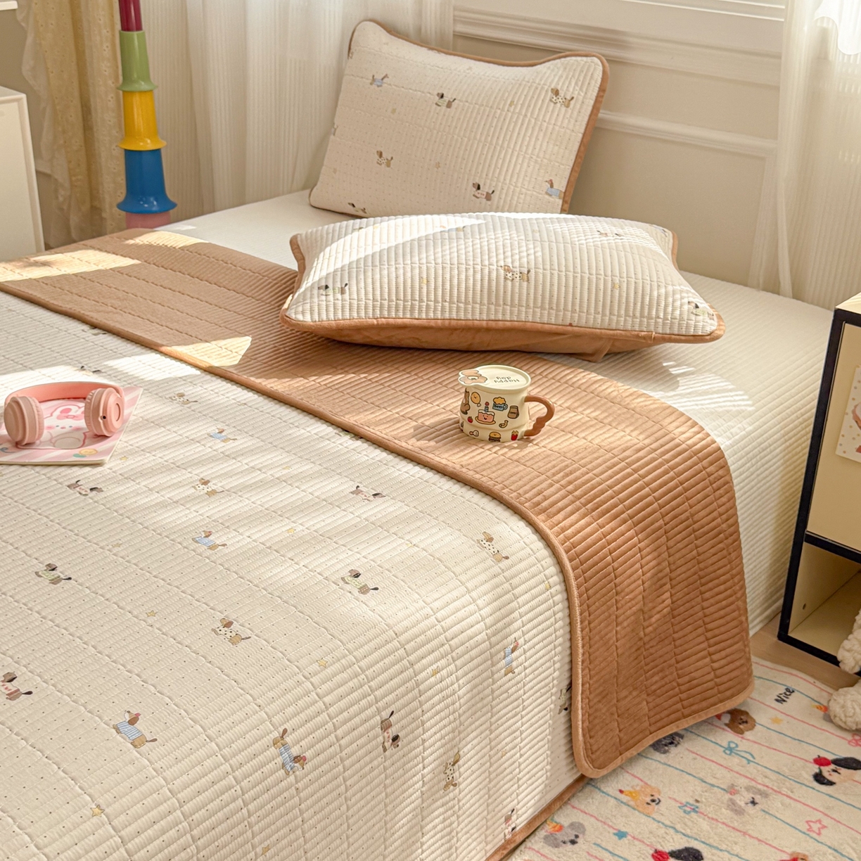 91家纺网 家纺一手货源 找家纺 简宜家居（朝初家纺） 2025新款A面100%全棉B面宝宝绒棉绒包边床盖正反两用 点点腊肠