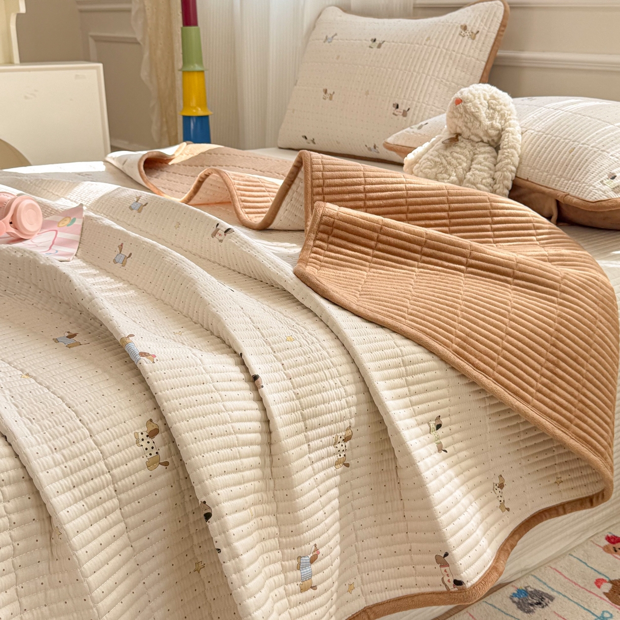 91家纺网 家纺一手货源 找家纺 简宜家居（朝初家纺） 2025新款A面100%全棉B面宝宝绒棉绒包边床盖正反两用 点点腊肠