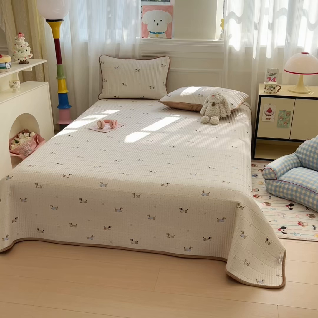 91家纺网 家纺一手货源 找家纺 简宜家居（朝初家纺） 2025新款A面100%全棉B面宝宝绒棉绒包边床盖正反两用 点点腊肠