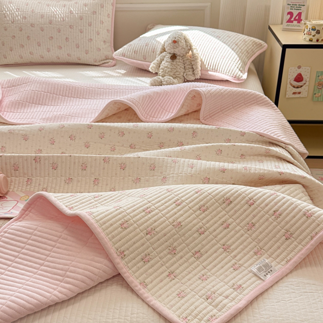 91家纺网 家纺一手货源 找家纺 简宜家居（朝初家纺） 2025新款A面100%全棉B面宝宝绒棉绒包边床盖正反两用 粉蕊花