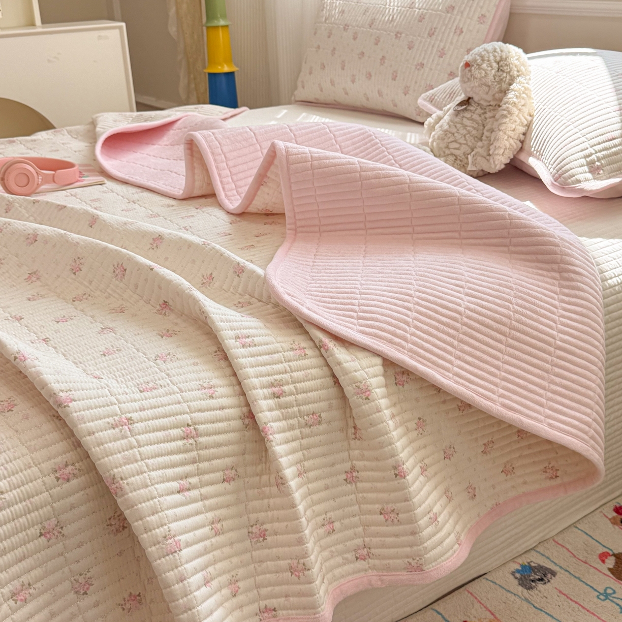 91家纺网 家纺一手货源 找家纺 简宜家居（朝初家纺） 2025新款A面100%全棉B面宝宝绒棉绒包边床盖正反两用 粉蕊花