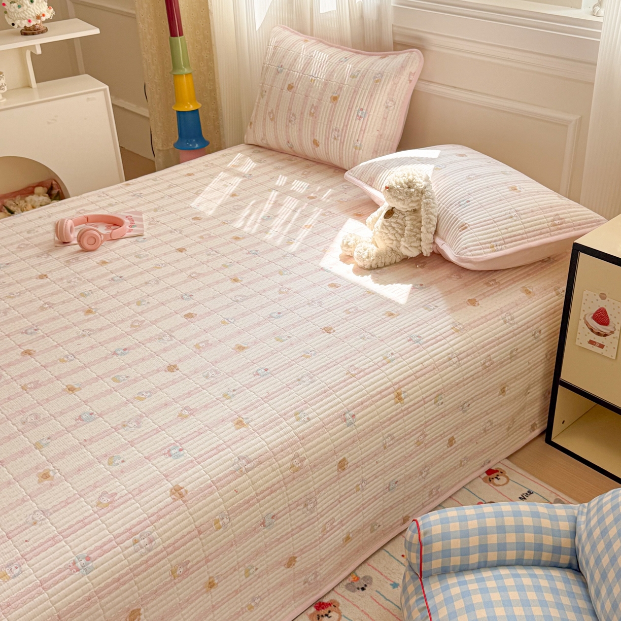 91家纺网 家纺一手货源 找家纺 简宜家居（朝初家纺） 2025新款A面100%全棉B面宝宝绒棉绒包边床盖正反两用 粉条喵团