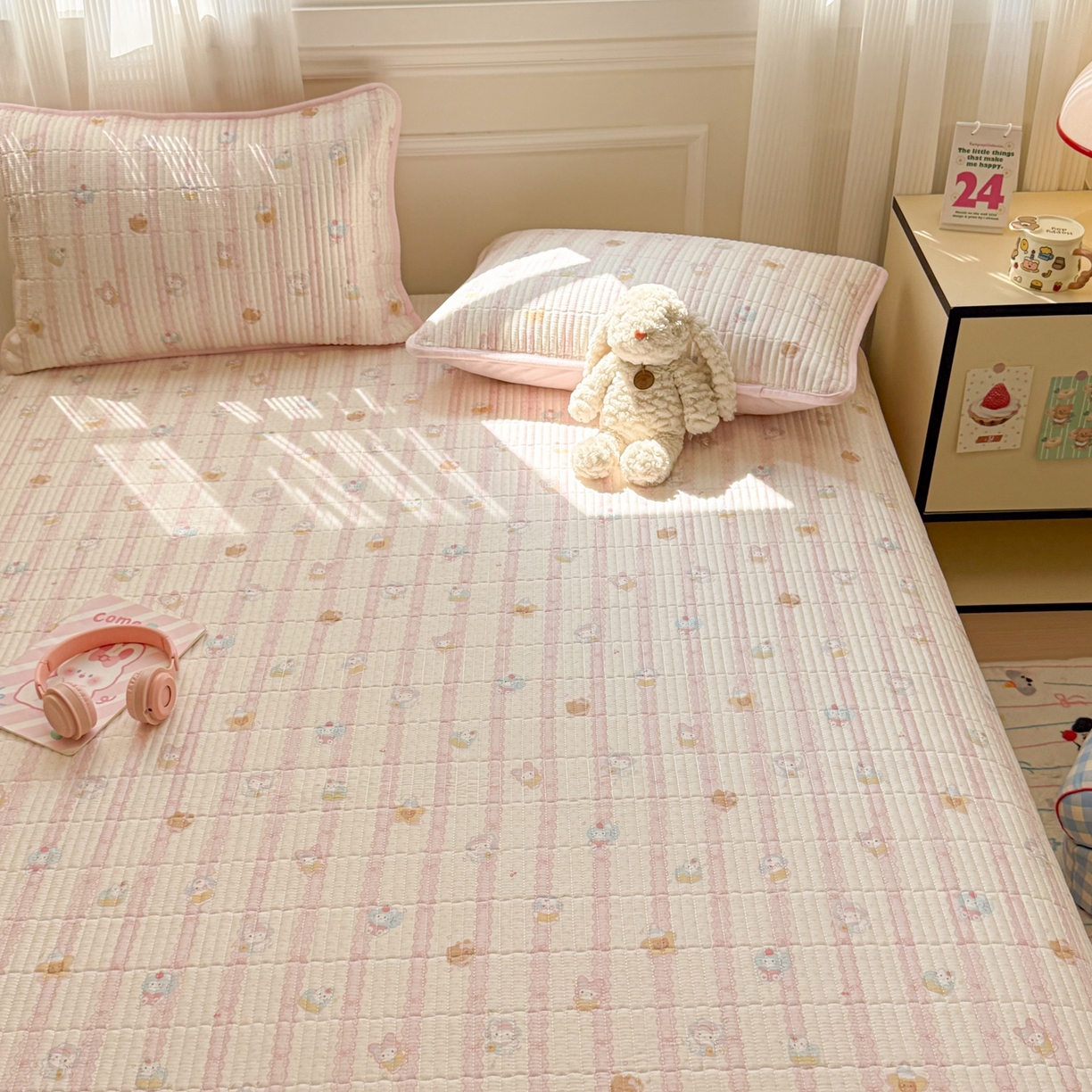 91家纺网 家纺一手货源 找家纺 简宜家居（朝初家纺） 2025新款A面100%全棉B面宝宝绒棉绒包边床盖正反两用 粉条喵团