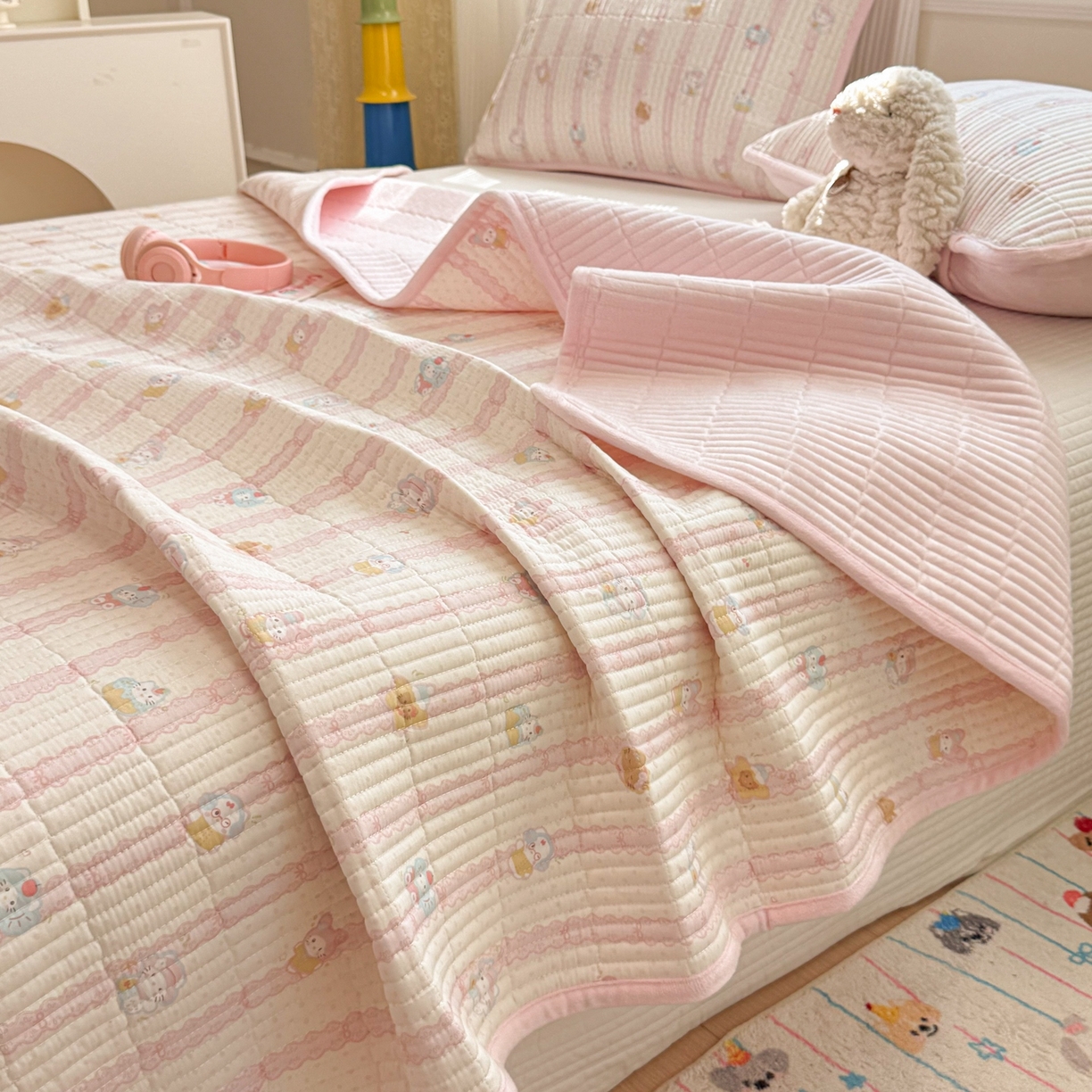 91家纺网 家纺一手货源 找家纺 简宜家居（朝初家纺） 2025新款A面100%全棉B面宝宝绒棉绒包边床盖正反两用 粉条喵团