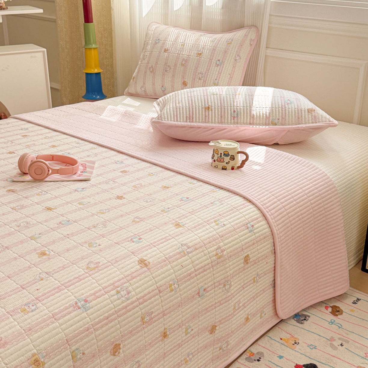 91家纺网 家纺一手货源 找家纺 简宜家居（朝初家纺） 2025新款A面100%全棉B面宝宝绒棉绒包边床盖正反两用 粉条喵团