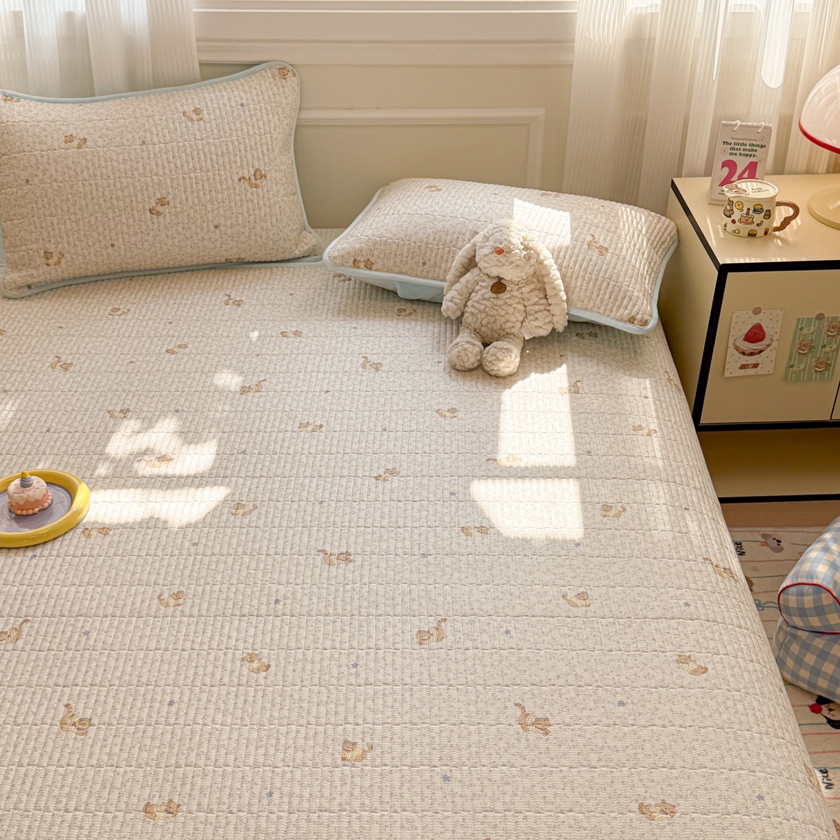 91家纺网 家纺一手货源 找家纺 简宜家居（朝初家纺） 2025新款A面100%全棉B面宝宝绒棉绒包边床盖正反两用 蓝花兔