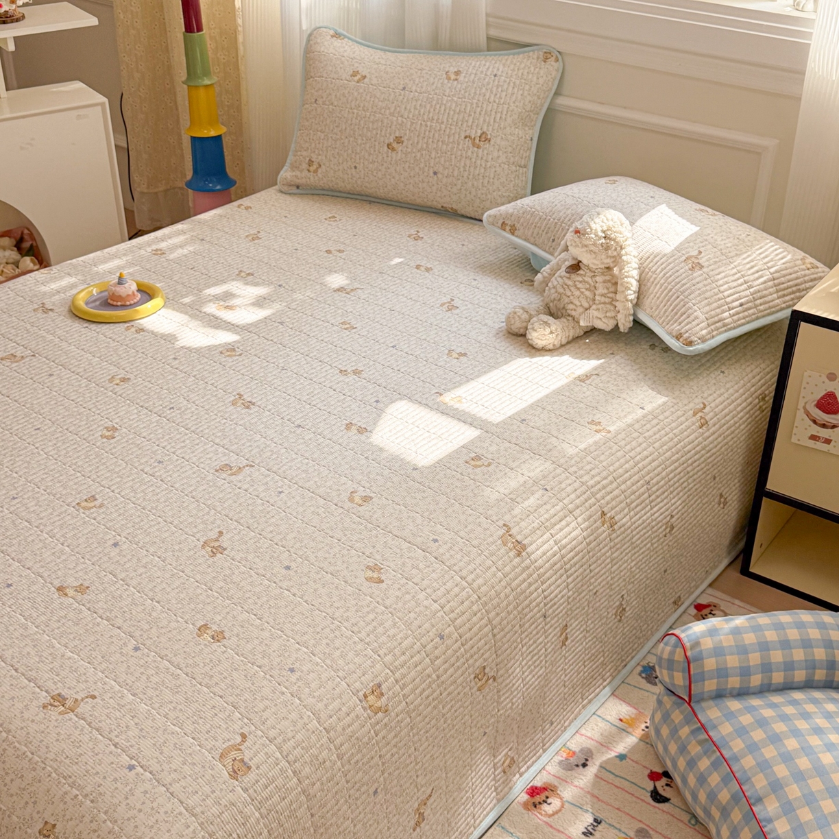 91家纺网 家纺一手货源 找家纺 简宜家居（朝初家纺） 2025新款A面100%全棉B面宝宝绒棉绒包边床盖正反两用 蓝花兔