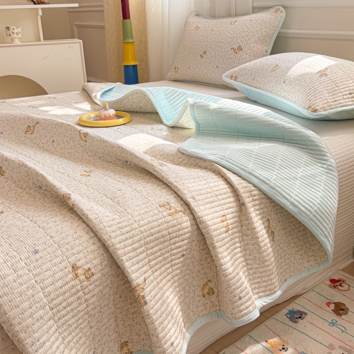 91家纺网 家纺一手货源 找家纺 简宜家居（朝初家纺） 2025新款A面100%全棉B面宝宝绒棉绒包边床盖正反两用 蓝花兔