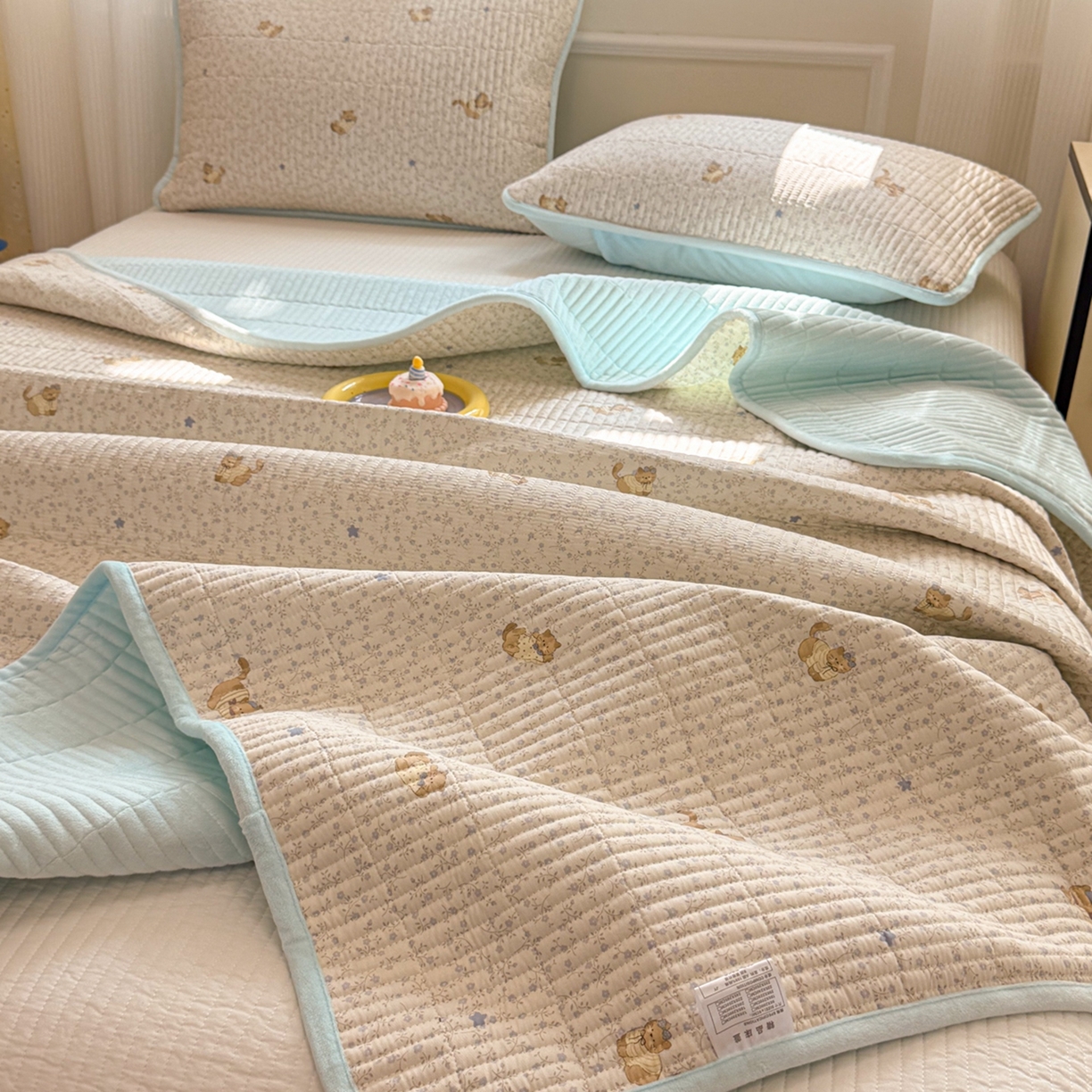 91家纺网 家纺一手货源 找家纺 简宜家居（朝初家纺） 2025新款A面100%全棉B面宝宝绒棉绒包边床盖正反两用 蓝花兔