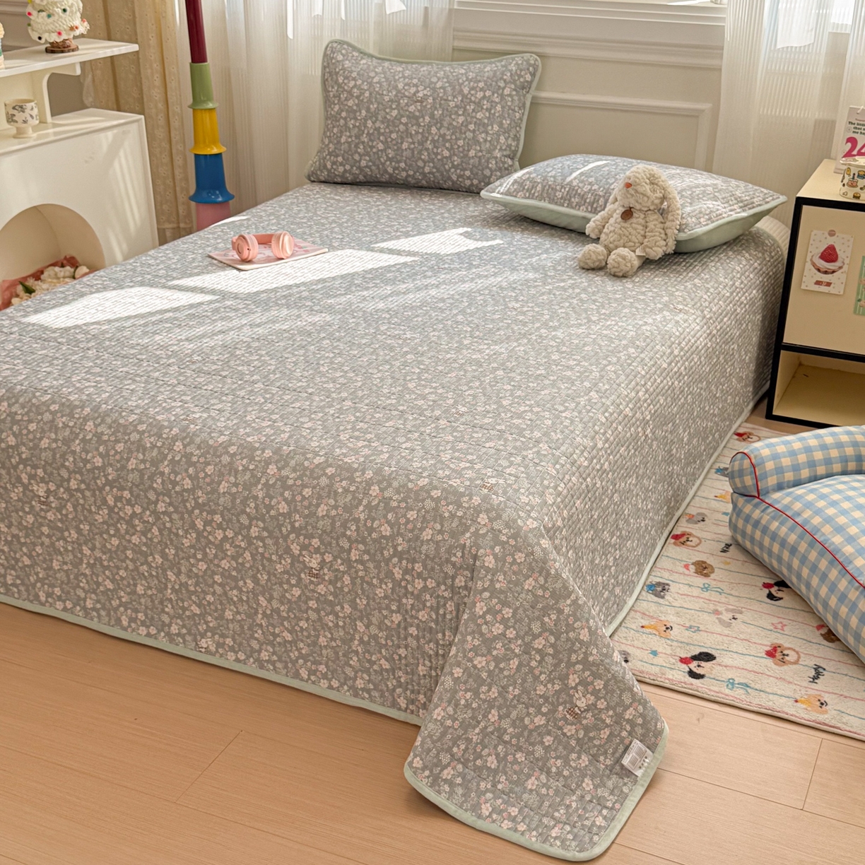 91家纺网 家纺一手货源 找家纺 简宜家居（朝初家纺） 2025新款A面100%全棉B面宝宝绒棉绒包边床盖正反两用 暮花浅影