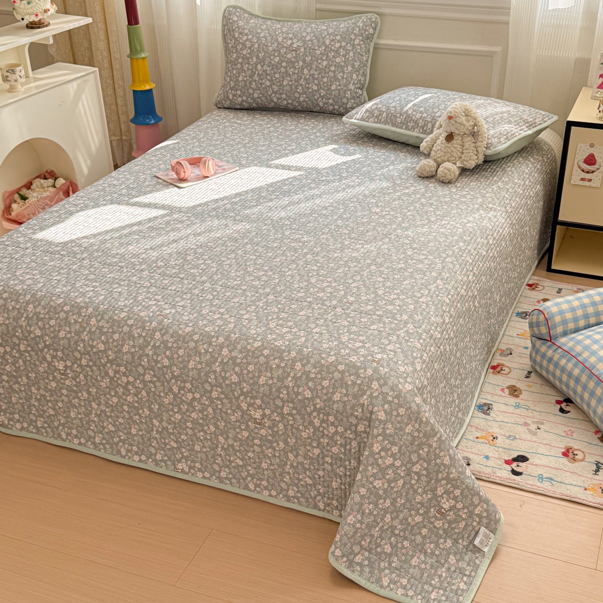 91家纺网 家纺一手货源 找家纺 简宜家居（朝初家纺） 2025新款A面100%全棉B面宝宝绒棉绒包边床盖正反两用 暮花浅影