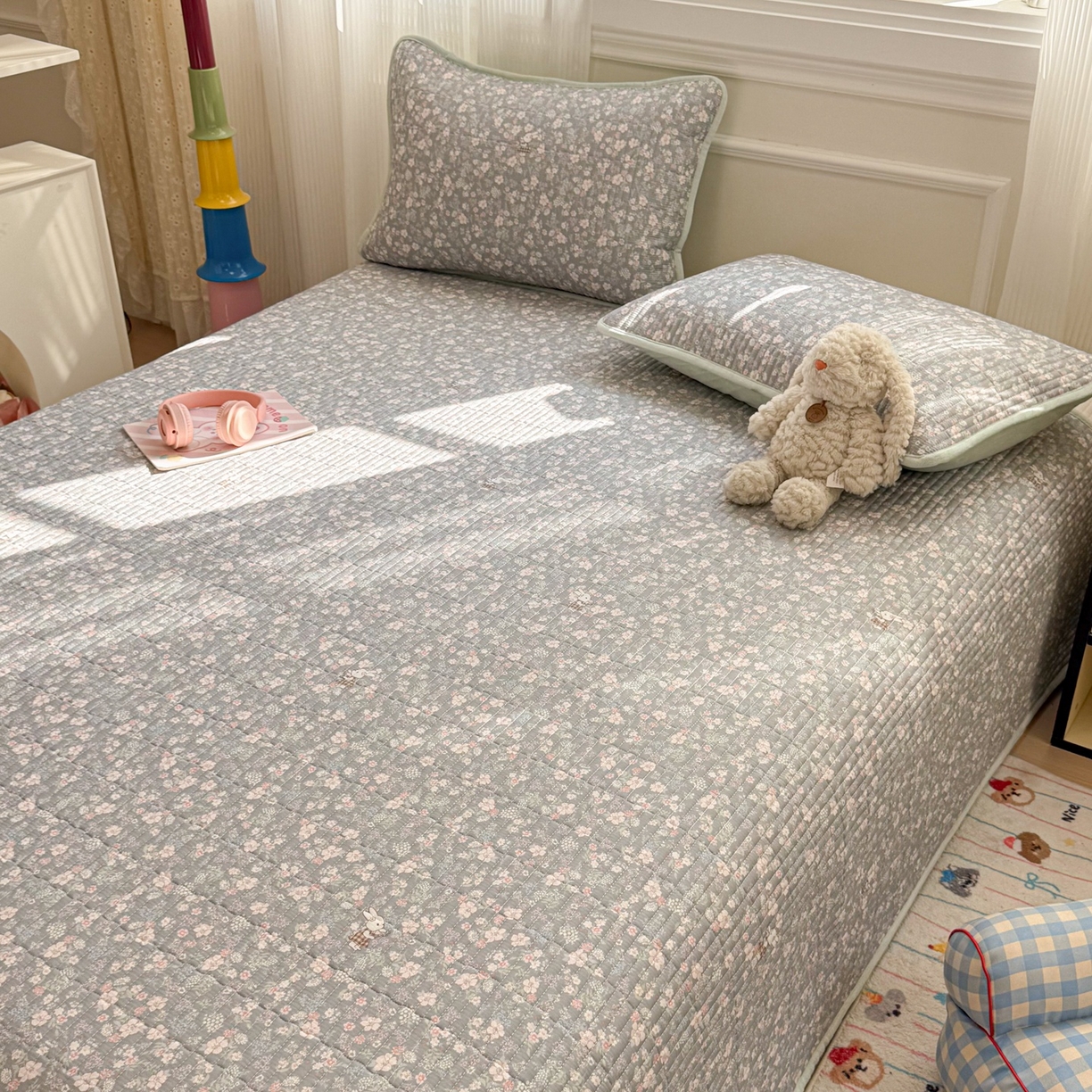 91家纺网 家纺一手货源 找家纺 简宜家居（朝初家纺） 2025新款A面100%全棉B面宝宝绒棉绒包边床盖正反两用 暮花浅影