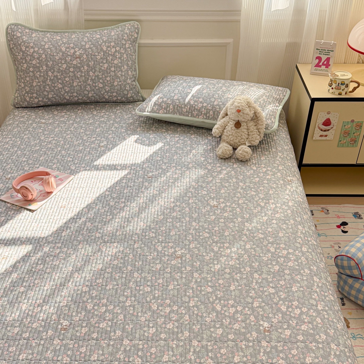 91家纺网 家纺一手货源 找家纺 简宜家居（朝初家纺） 2025新款A面100%全棉B面宝宝绒棉绒包边床盖正反两用 暮花浅影