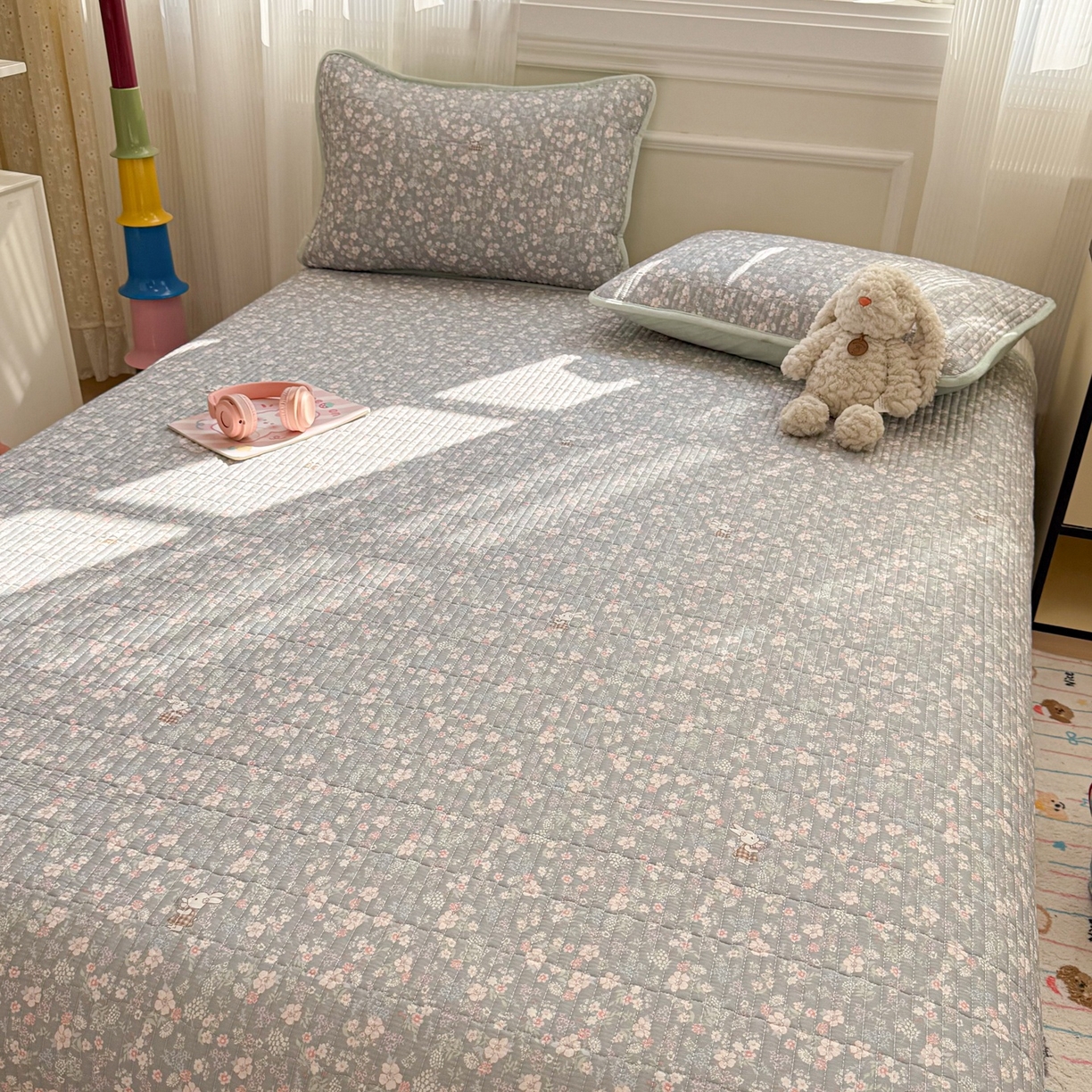 91家纺网 家纺一手货源 找家纺 简宜家居（朝初家纺） 2025新款A面100%全棉B面宝宝绒棉绒包边床盖正反两用 暮花浅影