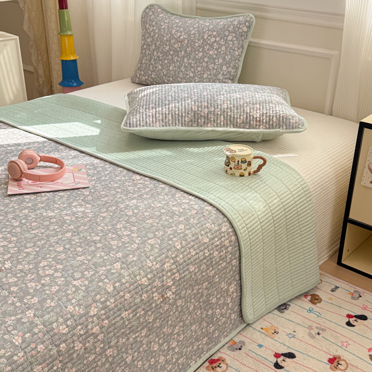 91家纺网 家纺一手货源 找家纺 简宜家居（朝初家纺） 2025新款A面100%全棉B面宝宝绒棉绒包边床盖正反两用 暮花浅影