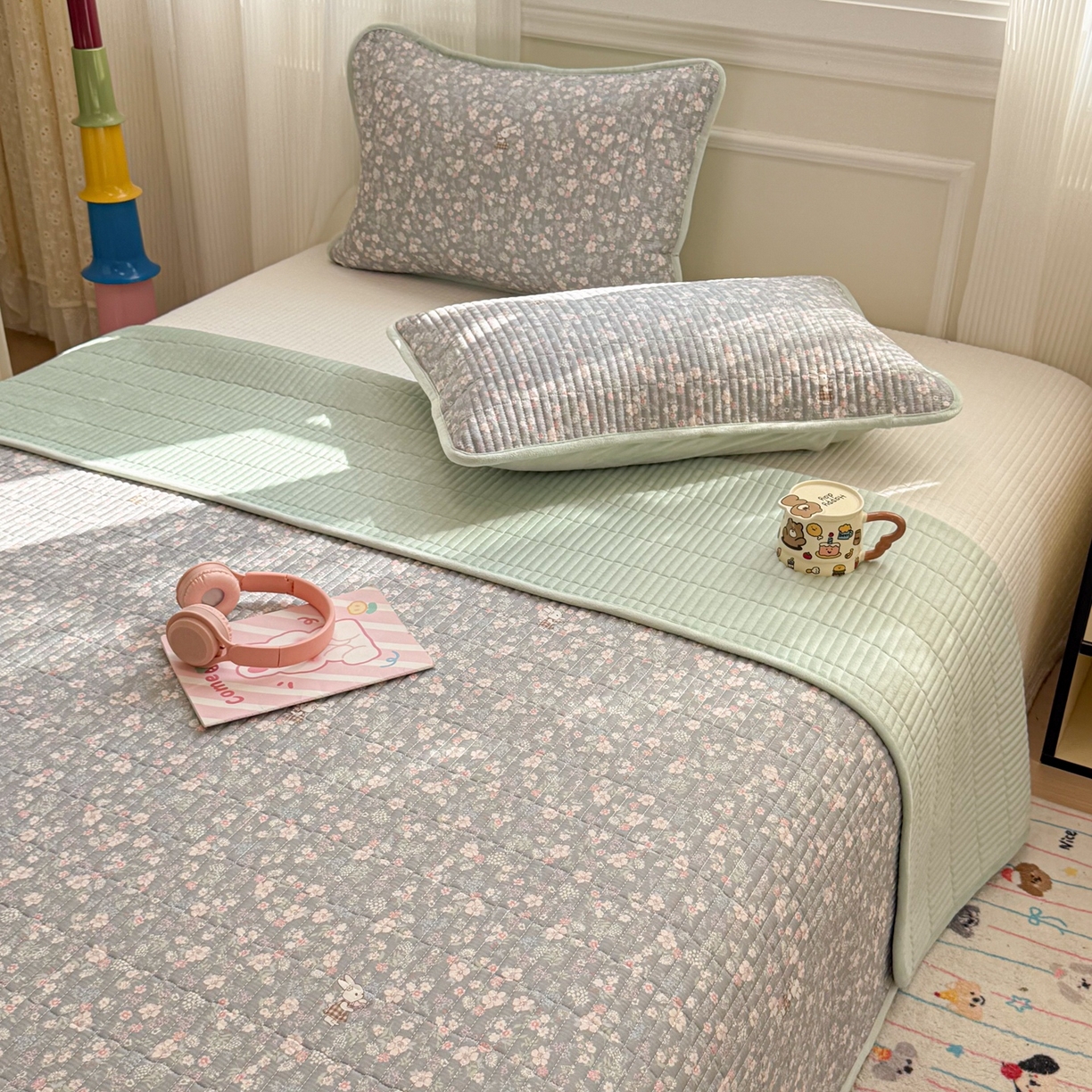 91家纺网 家纺一手货源 找家纺 简宜家居（朝初家纺） 2025新款A面100%全棉B面宝宝绒棉绒包边床盖正反两用 暮花浅影