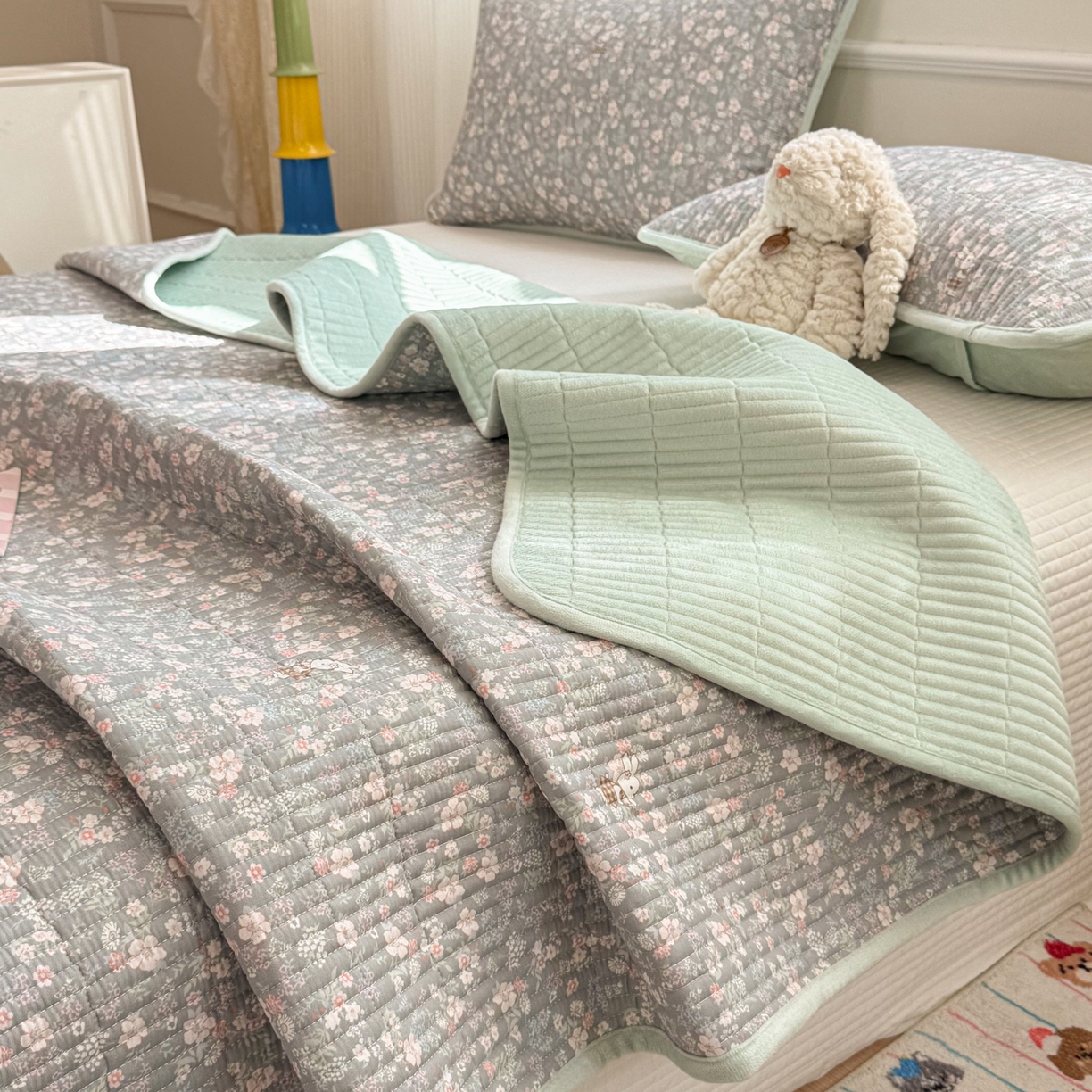 91家纺网 家纺一手货源 找家纺 简宜家居（朝初家纺） 2025新款A面100%全棉B面宝宝绒棉绒包边床盖正反两用 暮花浅影