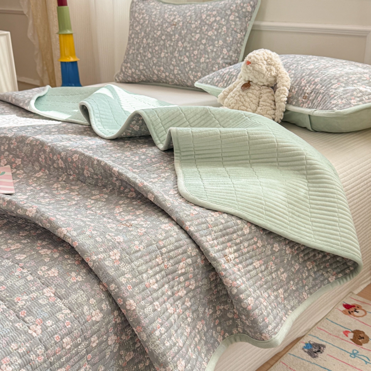 91家纺网 家纺一手货源 找家纺 简宜家居（朝初家纺） 2025新款A面100%全棉B面宝宝绒棉绒包边床盖正反两用 暮花浅影