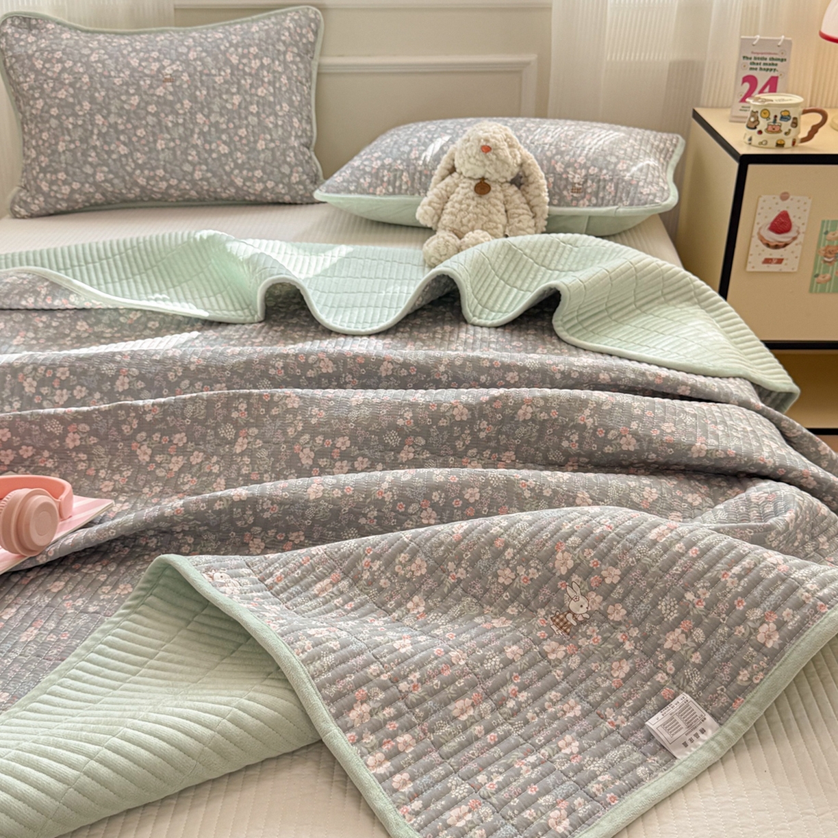 91家纺网 家纺一手货源 找家纺 简宜家居（朝初家纺） 2025新款A面100%全棉B面宝宝绒棉绒包边床盖正反两用 暮花浅影