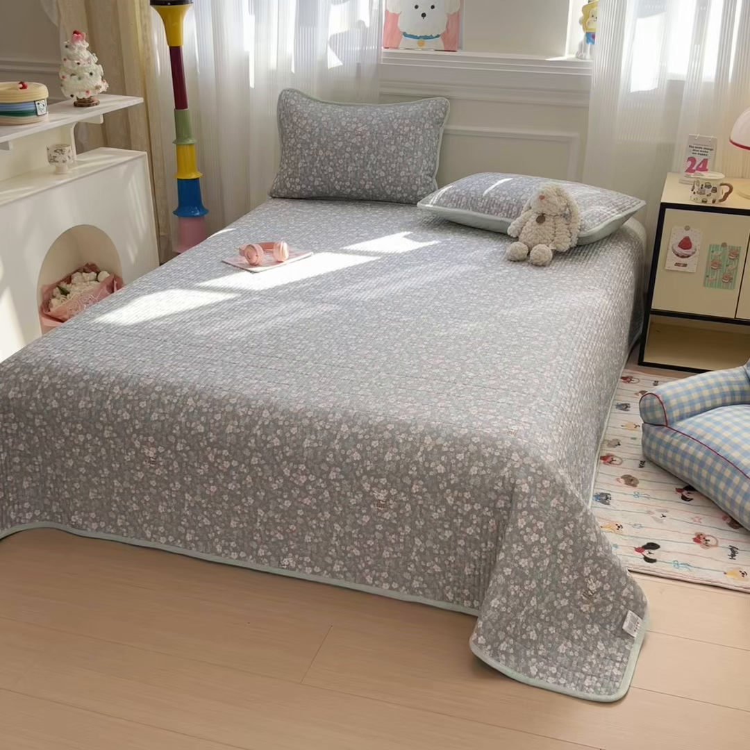 91家纺网 家纺一手货源 找家纺 简宜家居（朝初家纺） 2025新款A面100%全棉B面宝宝绒棉绒包边床盖正反两用 暮花浅影